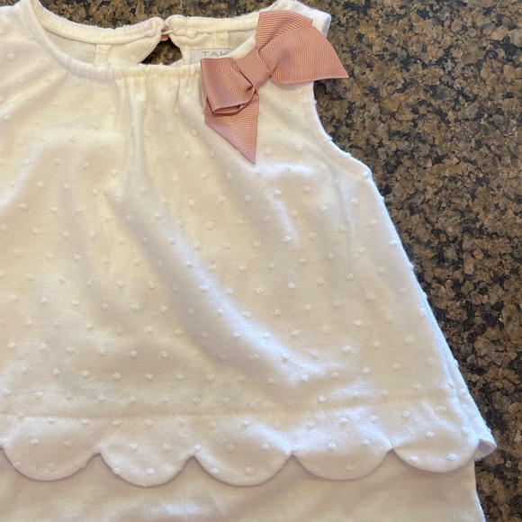 Sleeveless white top with scallops and pink bow - Picture 3 of 7